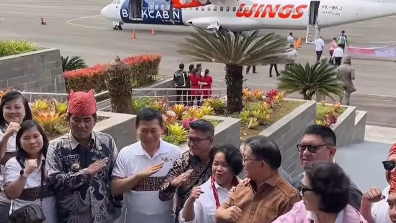 Yulius Selvanus bersama sejumlah pejabat dan warga saat pembukaan rute penerbangan Manado – Toraja pada, Senin (7/7/2025).