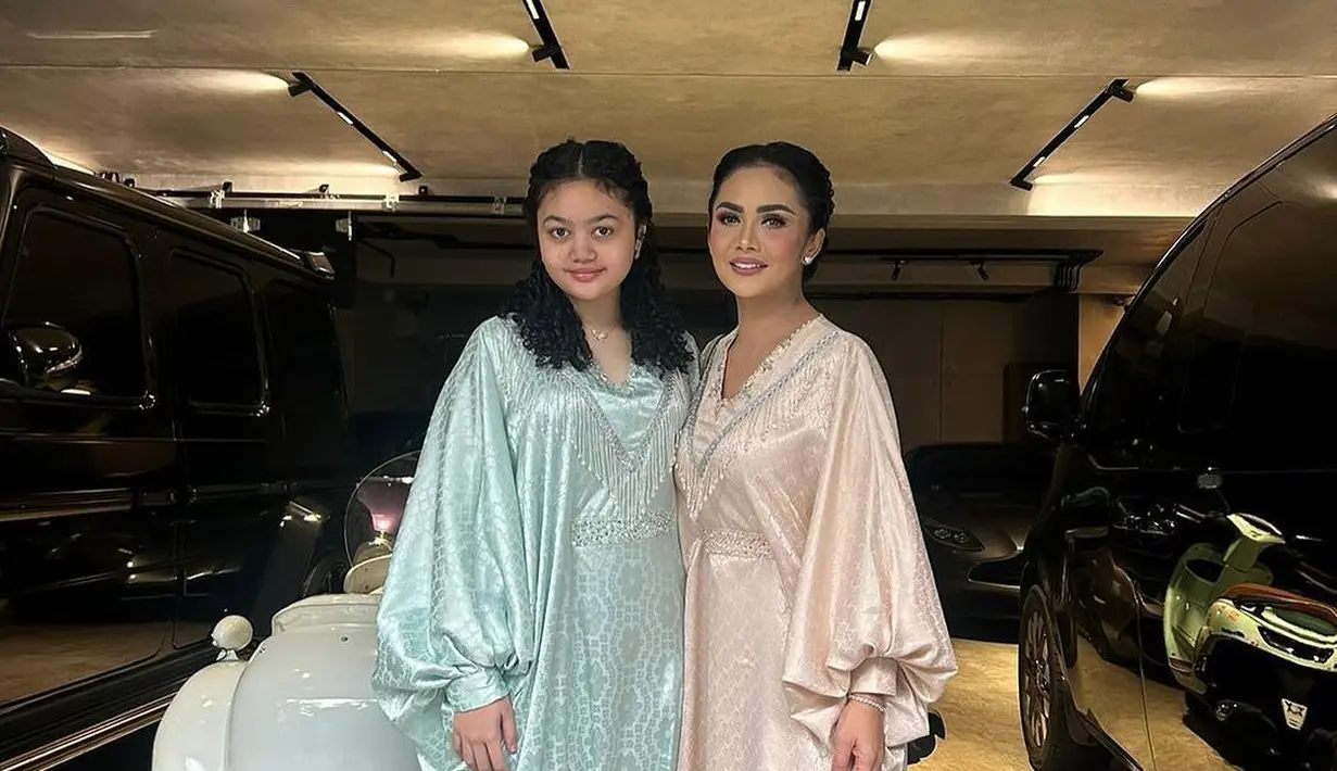 Kaftan yang serupa juga dikenakan sang putri, Amora Lemos. Namun Amora mengenakan kaftan dengan warna hijau mint. [@krisdayantilemos]