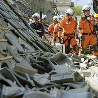 Sempat terjebak di antara reruntuhan, bayi usia 8 bulan ini akhirnya dapat terselamatkan. 