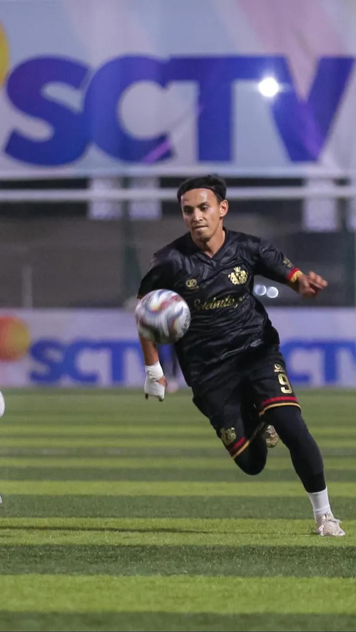 Pemain Selebritas FC, Rifky Alhabsyi menggiring bola saat melawan Colossus FC.