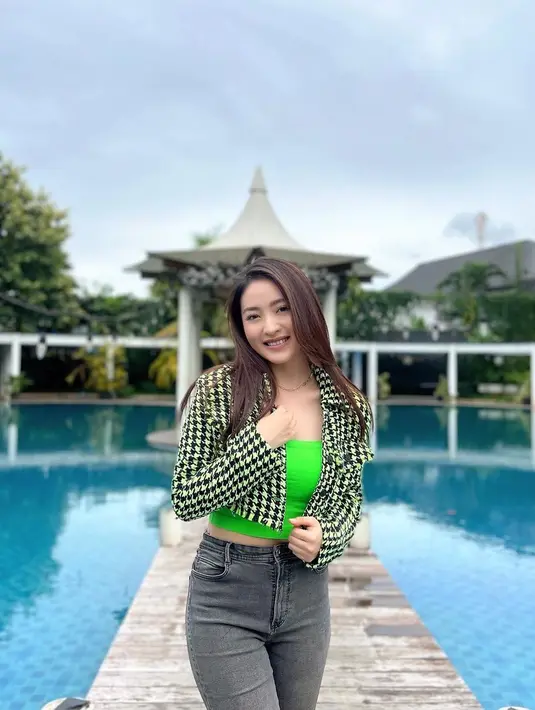 Natasha Willona memberi inspirasi tampil dengan crop top untuk bergaya midrif kasual sampai formal (@natashawilona12)