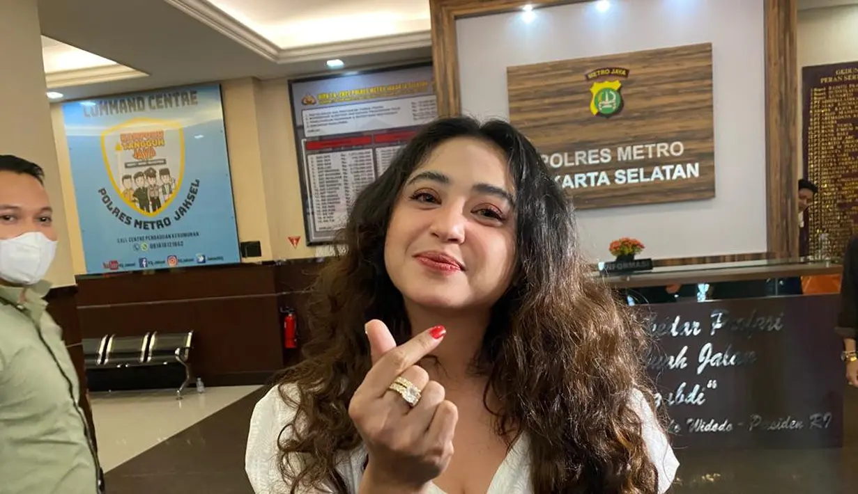 Bersama kuasa hukumnya, Sandy Arifin, perempuan yang akrab disapa Depe itu tak kenal lelah bolak-balik ke kantor polisi untuk melaporkan beberapa akun yang diduga telah melakukan penghinaan. Dewi Perssik (ist - Munady Widjaja)