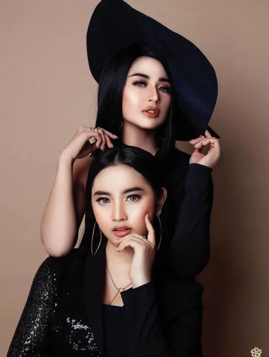 Lebby Wilayati dan sang tante, Dewi Perssik memang dikenal kompak sejak dulu. Sama-sama mengenakan makeup tebal dalam pemotretan, keduanya tampak cantik. Bahkan paras keduanya yang menawan terlihat mirip.(Liputan6.com/IG/@lebbywilayati)