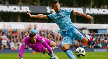 Duel panas terjadi di laga Liga Premier Inggris antara Tottenham Hotspur dengan Manchester City di Stadion White Hart Lane, Inggris, Minggu (3/5/2015). Manchester City menang 1-0 atas Tottenham Hotspur. (Reuters/Eddie Keogh)