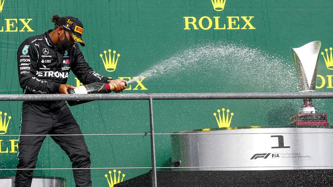 Pembalap Mercedes Lewis Hamilton merayakan kemenangan pada ajang F1 GP Belgia 2020 di Spa-Francorchamps, Minggu (30/8/2020). (Francois Lenoir/Pool Photo via AP)