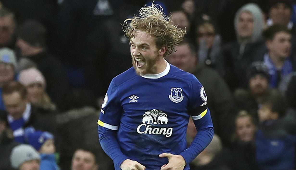 Pemain muda Everton, Tom Davies menyumbangkan satu gol ketika Everton pesta gol 4-0 saat melawan Manchester City di Goodison Park, Liverpool, Minggu (15/1/2017). (Peter Byrne/PA via AP)
