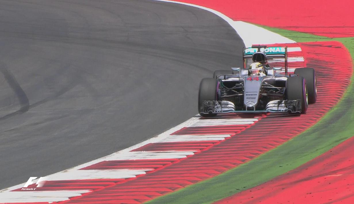 Pebalap Mercedes, Lewis Hamilton, meraih posisi pole dengan catatan waktu 1 menit 06,947 detik saat kualifikasi F1 GP Austria di Sirkuit Red Bull Ring, Austria, Sabtu (2/7/2016). (Bola.com/Twitter/F1)