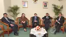 Menko Polhukam Tedjo Edhy, Menko PMK Puan Maharani, Ketua DPR Setya Novanto, Menko Perekonomian Sofyan Djalil dan Menko Kemaritiman Indroyono berbincang sebelum rapat di Jakarta, Selasa (3/1). (Liputan6.com/Andrian M Tunay)