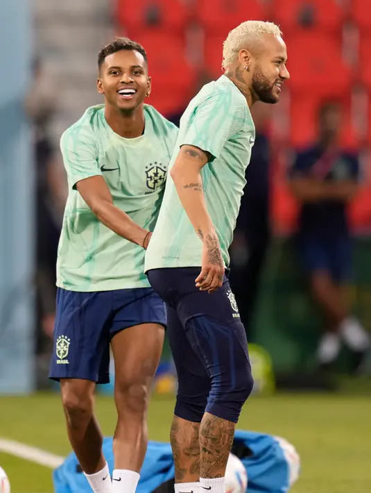 <p>Pemain Brasil Neymar (kanan) dan Rodrygo saat sesi latihan di Stadion Grand Hamad, Doha, Qatar, 8 Desember 2022. Brasil akan menghadapi Kroasia dalam pertandingan perempat final Piala Dunia 2022 pada 9 Desember. (AP Photo/Andre Penner)</p>
