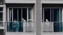 Petugas memeriksa apartemen tempat kedua jenazah perempuan ditemukan di wilayah Wanchai di Hong Kong, Sabtu (1/11/2014). (AFP PHOTO/South China Morning Post CHINA OUT)