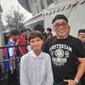 Eskpresi bahagia Rizal Siran (kanan) bersama putranya setelah berjumpa bintang Timnas Indonesia U-22, Witan Sulaeman, Jumat (19/5/2023) siang WIB. (Bola.com/Hery Kurniawan)