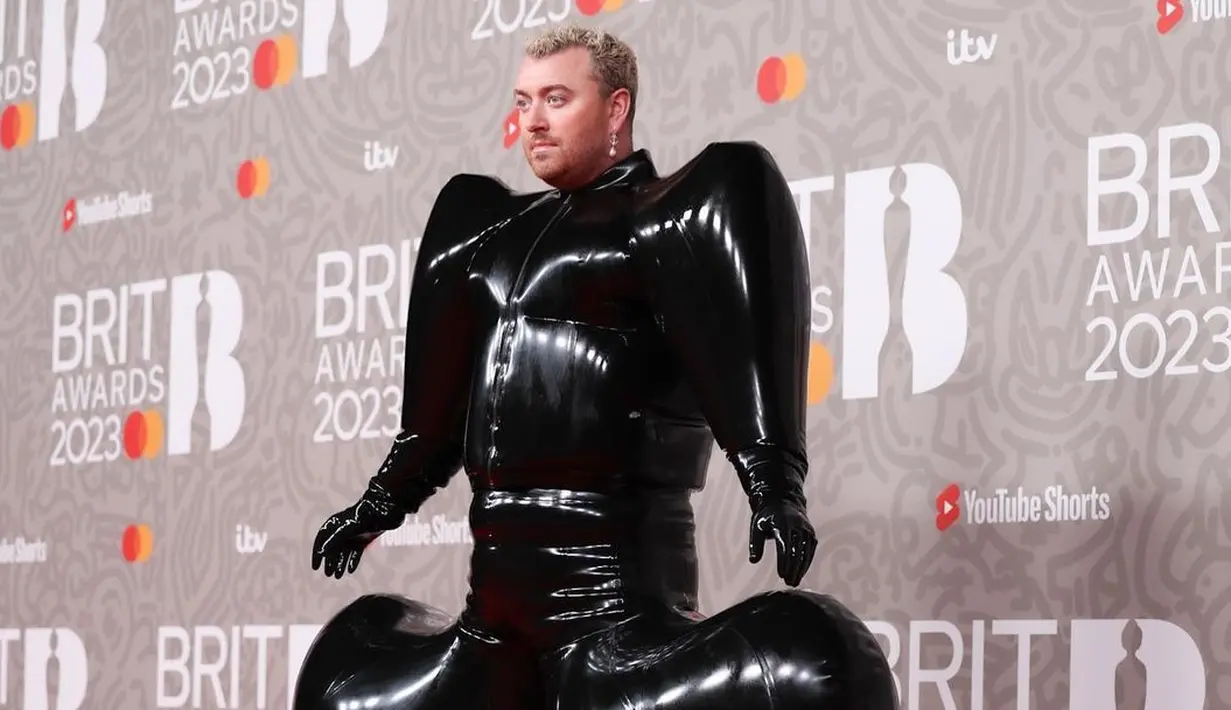 <p>Perancang busana memaparkan, busana ini terinspirasi dari komentar kebencian terhadap Sam Smith terkait postur tubuhnya. (Foto: Instagram/samsmith)</p>
