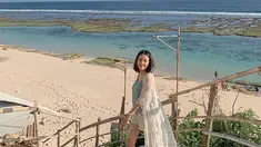Memiliki hobi traveling, Anggika Bolsterli kerap membagikan potretnya yang tengah menikmati momen liburan. Dalam liburannya tersebut, ia pun kerap tampil stylish dengan berbagai gaya busananya yang menawan. Salah satu spot liburan kesukaannya ialah pantai. (Liputan6.com/IG/@anggikabolsterli)