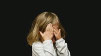 Anak Perempuan yang Ketakutan (dok. Unsplash.com/Caleb Woods)