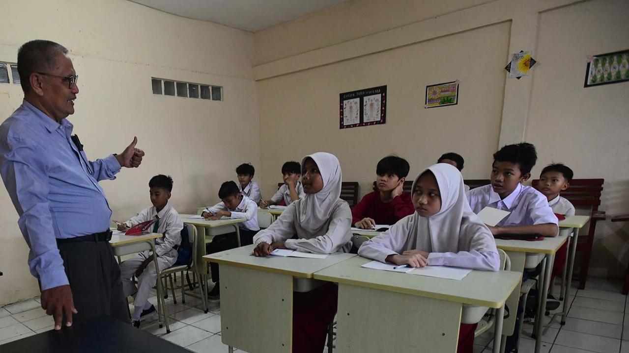 FOTO: Hari Pertama Tahun Ajaran Baru, SMP Swasta Gratis di Depok Resmi Dimulai