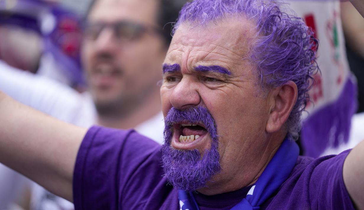 Seorang pendukung Fiorentina ikut memadati Old Town Square menjelang laga final UEFA Conference League 2022/2023 di Praha, Republik Ceska, Rabu (07/06/2023). (AP Photo/Darko Bandic)