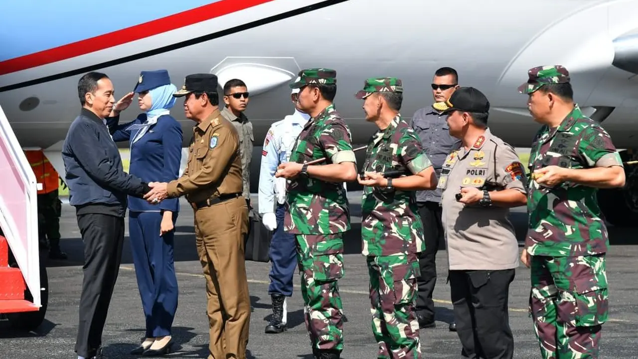Presiden Joko Widodo tiba di Pangkalan TNI AU Raden Sadjad, Kabupaten Natuna pada pukul 09.10 WIB. (Foto: Laily Rachev - Biro Pers Sekretariat Presiden)