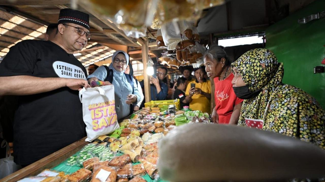 Dalam video yang beredera, Anies tampak serius menunjukkan sesuatu di ponselnya.