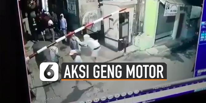 VIDEO: Ngeri, Aksi Geng Motor Serang Warga Sedang Ronda