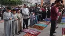 Sebelumnya, serangan udara Israel di berbagai wilayah Gaza pada hari Sabtu (29/3/2025), atau sehari jelang Idul Fitri, menewaskan 17 warga Palestina, termasuk seorang anak, dan menyebabkan beberapa lainnya terluka. (Eyad BABA/AFP)