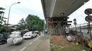 Pekerja menyelesaikan perbaikan retakan di flyover Cengkareng, Jakarta, Kamis (27/12). Flyover tersebut baru berumur sekitar enam tahun. (Liputan6.com/Herman Zakharia)