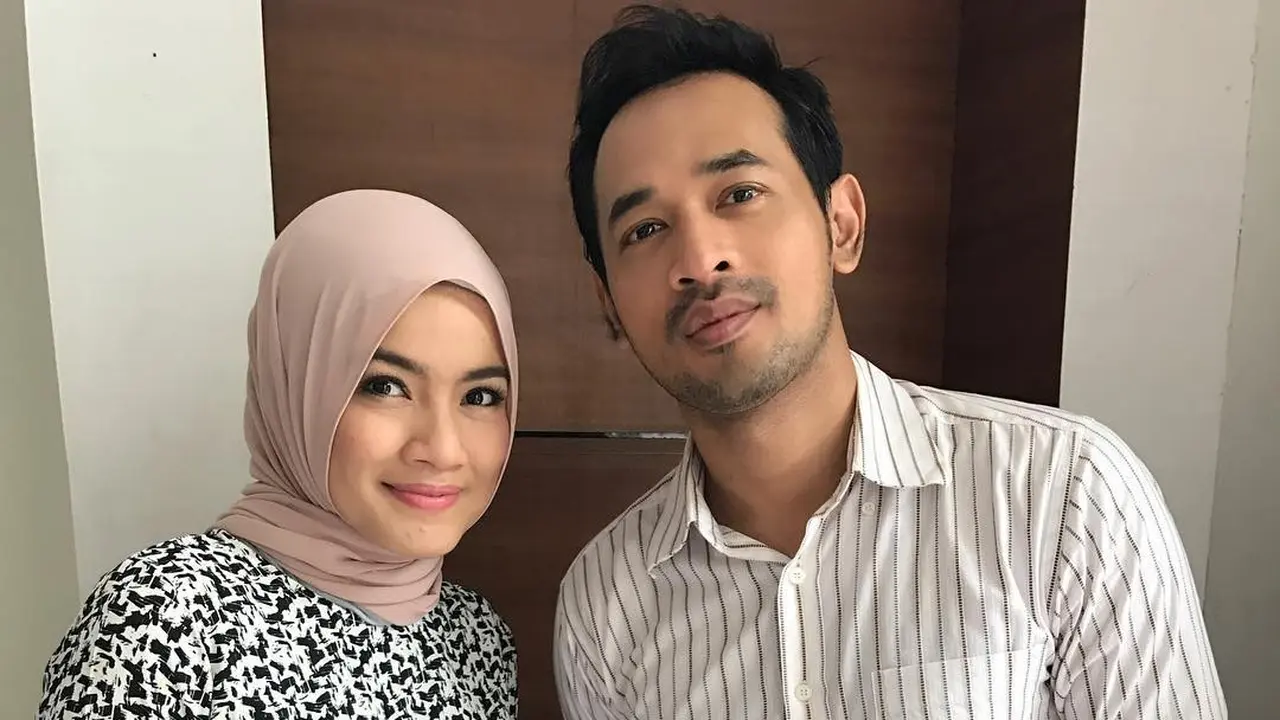 Titi Kamal dan Oka Antara dalam Cinta dan Kesetiaan.