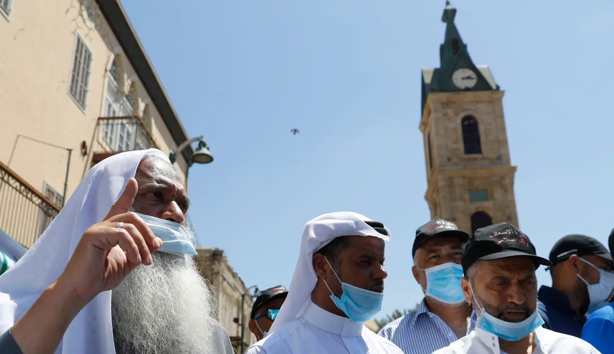 Warga muslim saat memprotes keputusan pemerintah Tel Aviv terkait penggusuran situs Tanah Pemakaman Muslim di kota pesisir Mediterania, Jaffa, Tel Aviv selatan (26/6/2020). (AFP Photo/Jack Guez)