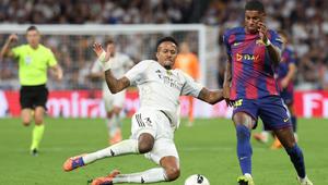 Bek Real Madrid asal Brasil #03, Eder Militao, menjegal penyerang Barcelona asal Inggris #14, Marcus Rashford, dalam pertandingan Liga Spanyol antara Real Madrid CF dan FC Barcelona di Stadion Santiago Bernabeu, Madrid, pada 26 Oktober 2025. (Oscar DEL POZO/AFP)