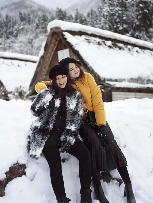 Jessica Milla dan Enzy Storia juga tampak kompak dalam gaya musim dingin yang begitu memukau.  [Foto: Instagram/ Enzy Storia]