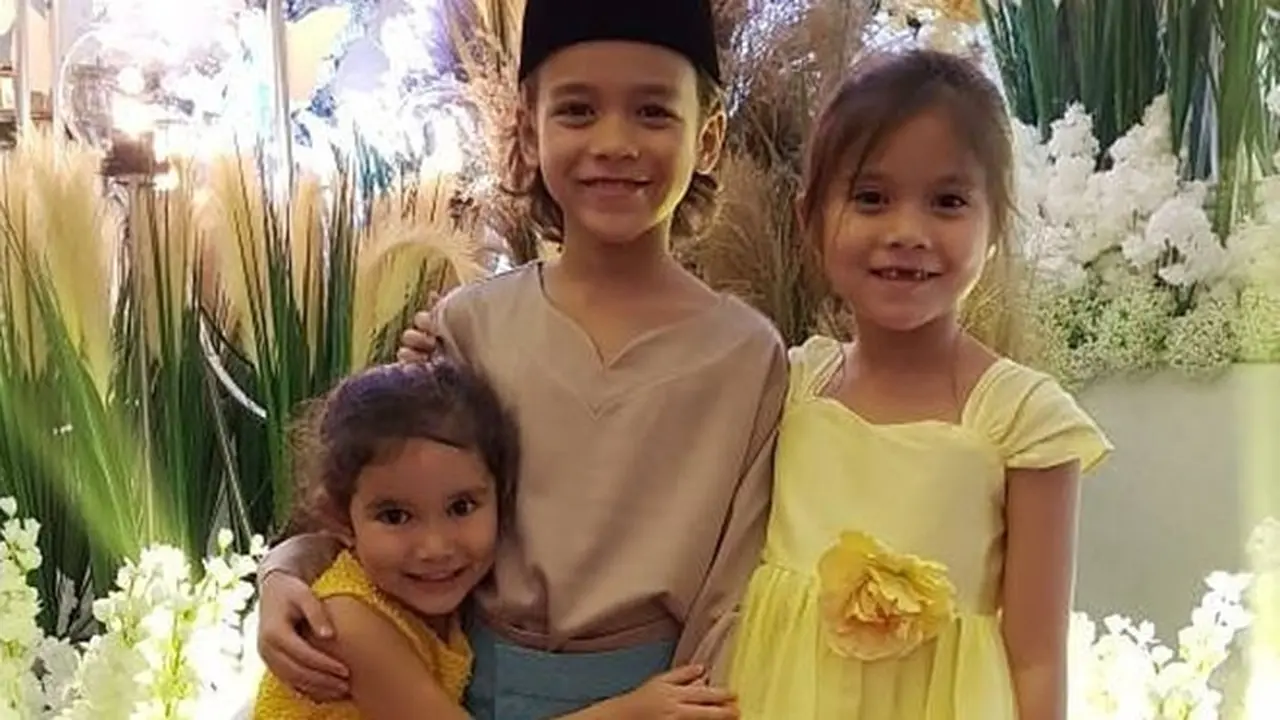 Bak Saudara Kandung, Ini 6 Potret Noah Sinclair Bareng Kedua Sepupunya