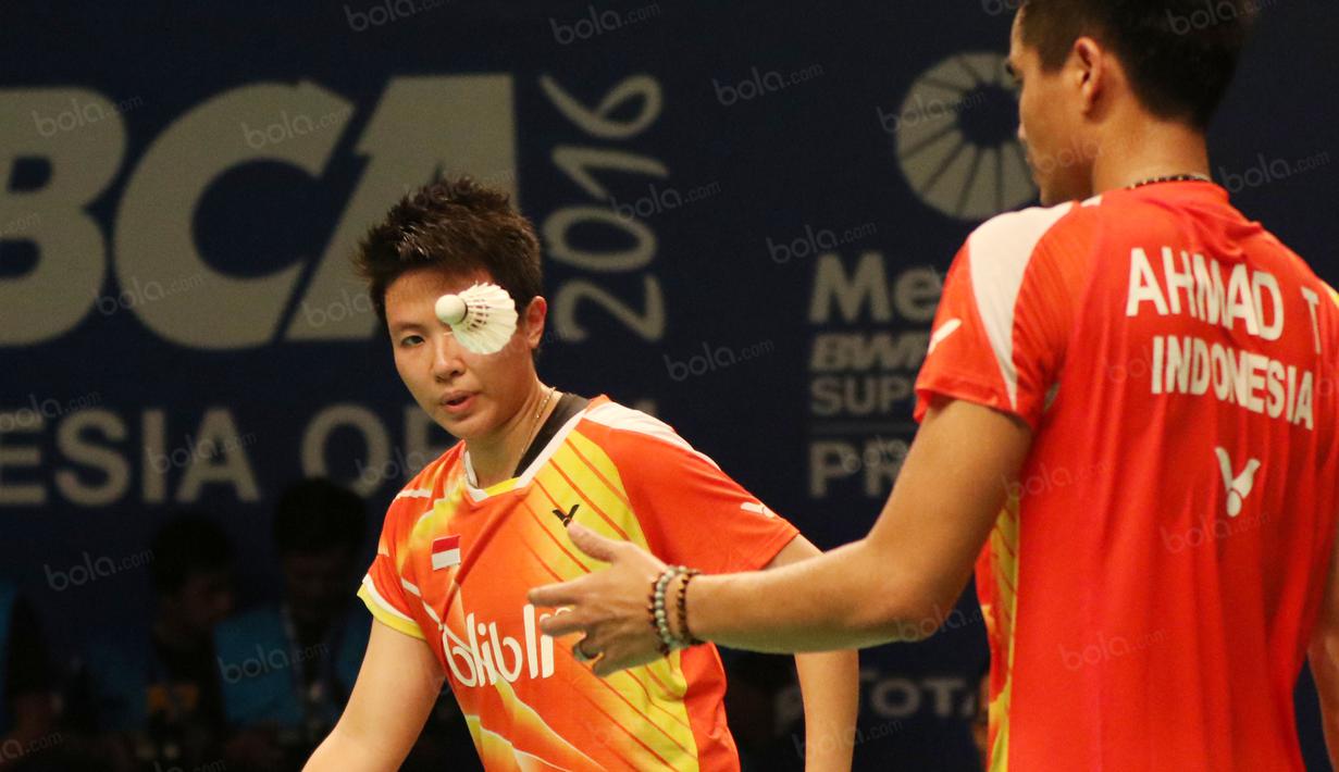 Tontowi Ahmad berkomunikasi dengan Liliyana Natsir sebelum melakukan servis pada ajang BCA Indonesia Open 2016 di Istora Gelora Bung Karno, Senayan, Jakarta. (Bola.com/Nicklas Hanoatubun)
