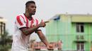 Striker Persija, Patrick da Silva, merayakan gol yang dicetaknya ke gawang Barito Putera pada laga ujicoba di Stadion Bea Cukai, Jakarta, Selasa (5/4/2016). Kedua tim bermain imbang 2-2. (Bola.com/Vitalis Yogi Trisna)