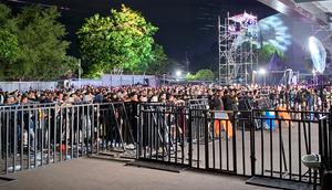 Antusiasme masyarakat begitu besar menanti juara Dangdut Academy 7. Penonton membeludak di Studio 5 Emtek City, Jakarta Barat, Jumat (26/12/2025).