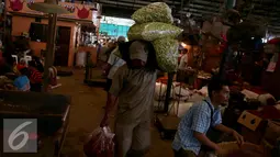 Aktivitas buruh angkut di kawasan Pasar Induk Kramat Jati, Jakarta, Sabtu (14/01). Rata-rata mereka mendapatkan upah Rp 30.000 - Rp 50.000 ribu dari setiap jasa pengantaran. (Liputan6.com/JohanTallo)