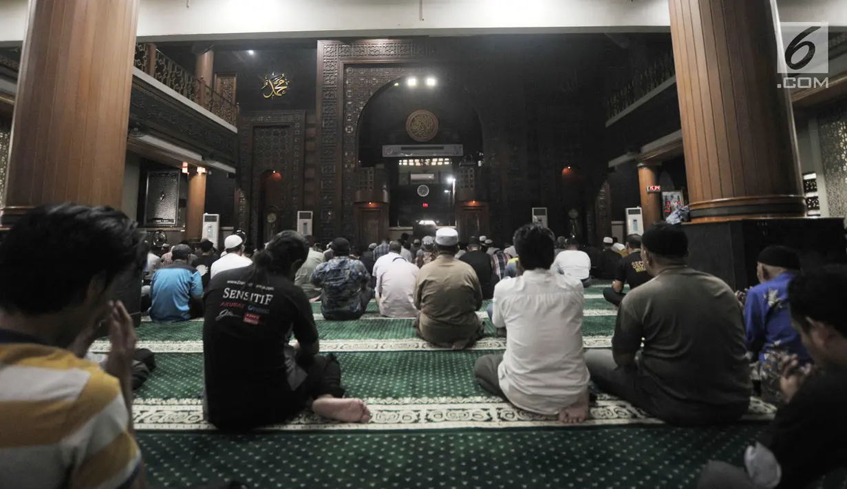 Jemaah berdoa di Masjid Agung Al-Barkah, Bekasi, Jawa Barat, Rabu (15/5/2019). Arsitektur masjid tidak lepas dari simbolisasi Islam dengan setiap detail bangunannya memiliki arti. (merdeka.com/Iqbal Nugroho)
