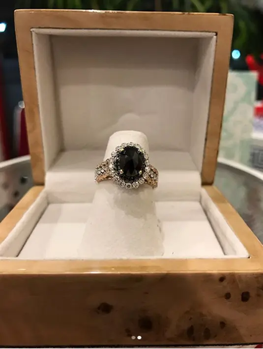 Dalam keterangan foto, Celine beberapa kali mengungkapkan kebahagiaannya menjadi istri dari Stefan. Bahkan, ia mengaku wanita terbahagia. (Instagram/celine_evangelista)