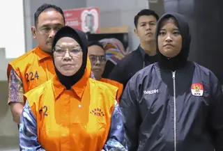 Bupati Sukoharjo Etik Suryani mengenakan rompi tahanan  dibawa menuju mobil tahanan usai menjalani pemeriksaan di Gedung Merah Putih KPK, Jakarta, Sabtu (11/7/2026). (KLY/Arie Basuki)
