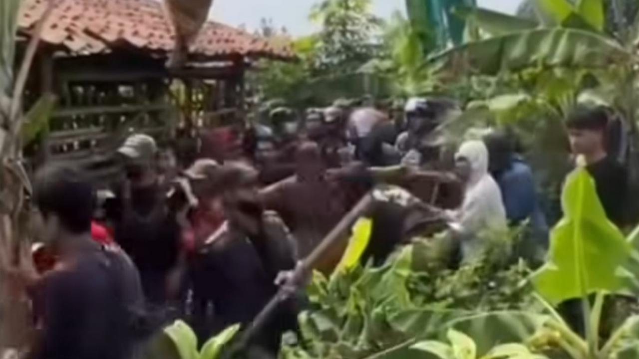 Konflik Lahan Gunung Salak Memanas, 16 Orang Terluka Saat Ekskavator Masuk