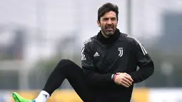 Kiper Juventus, Gianluigi Buffon melakukan pemanasan saat mengikuti latihan Juventus Training Centre di Vinovo (10/4). Pada leg pertama Juventus takluk 3-0 atas Real Madrid di kandang sendiri. (AFP Photo/Marco Bertorello)