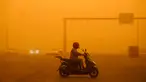 Seorang pengendara mengendarai skuter saat badai debu berat menghantam Baghdad, Irak, Senin (16/5/2022). (Sabah ARAR/AFP)