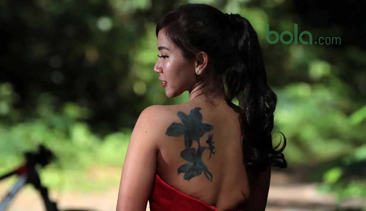 Andhina Ayuningtyas menyukai sesuatu yang bersayap karena menurutnya Semua orang memiliki sayap kasat mata yang bisa membuat kita terbang menggapai mimpi-mimpi kita.  Itulah makna dari Tatto peri kecil dipunggungnya. (Bola.com/Nick Hanoatubun)