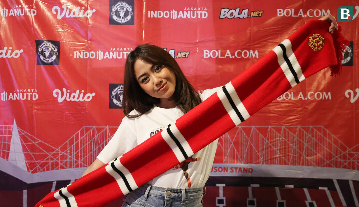Eks personil JKT48, Sisca Saras berpose saat acara Roaring Night antara Manchester United melawan West Ham di Pitch 98, Kemang, Jakarta, Minggu (04/02/2024) malam WIB. (Bola.com/Abdul Aziz)