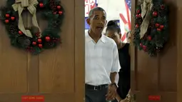 Presiden AS Barack Obama bersama ibu negara Michelle Obama tiba untuk memberikan pidato kepada anggota Marine Corps Base Hawaii saat resepsi Natal di Kaneohe Bay, Hawaii (25/12/2015). (REUTERS/Jonathan Ernst)