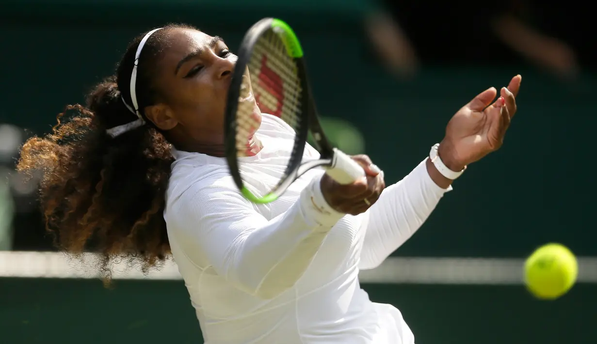 Petenis AS, Serena Williams mengembalikan bola ke arah petenis Jerman, Julia Gorges pada semifinal Wimbledon 2018 di London, Kamis (12/7). Mantan petenis nomor 1 dunia itu melaju ke semifinal usai mengalahkan Goerges 6-2, 6-4. (AP/Tim Ireland)