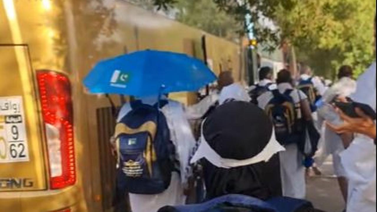 "Dan sebagian dari jemaah ada yang mengambil keputusan untuk berjalan kaki menuju ke Mina yang ditempuh hampir satu jam perjalanan. Semoga selamat"<br>