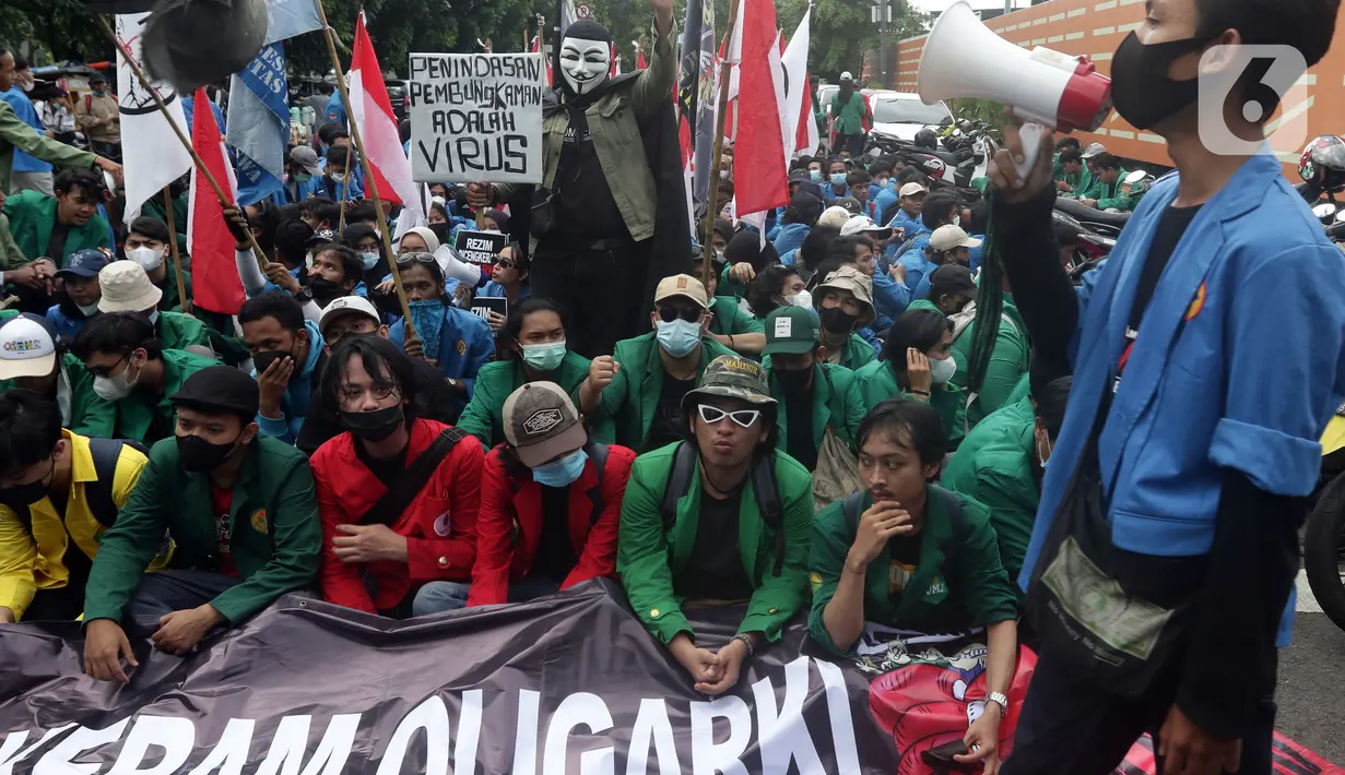 Sejumlah mahasiswa yang tergabung dalam Front Millenial Jabodetabek melakukan aksi unjuk rasa di Jalan Kuningan Persada sekitar Gedung KPK, Jakarta, Kamis (9/12/2021). Aksi mereka untuk memperingati Hakordia 2021 dengan menyuarakan keprihatinan atas lemahnya KPK. (Liputan6.com/Helmi Fithriansyah)
