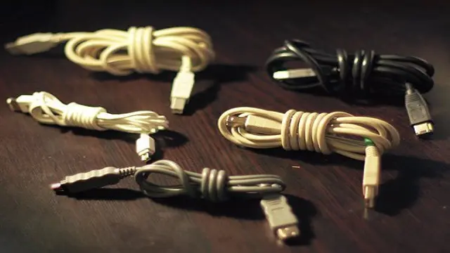 Menggulung Kabel Charger Smartphone