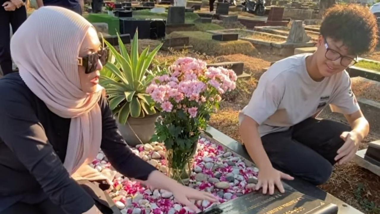 Angelina Sondakh menyampaikan terima kasih atas doa yang dipanjatkan untuk mendiang suaminya.<br>