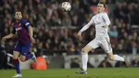 Penyerang Real Madrid, Gareth Bale dan bek Barcelona Jordi Alba mengejar bola pada pertandingan lanjutan La Liga Spanyol di stadion Camp Nou (18/12/2019). Barcelona bermain imbang 0-0 atas Real Madrid. (AP Photo/Bernat Armangue)