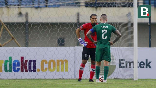 FOTO: Diwarnai 1 Kartu Merah dan 1 Tendangan Penalti, PSS Sleman Harus Puas Imbang 0-0 dengan Persela Lamongan - Aaron Evans; Dwi Kuswanto